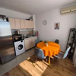 アパート Sunny Cozy With A Pool *