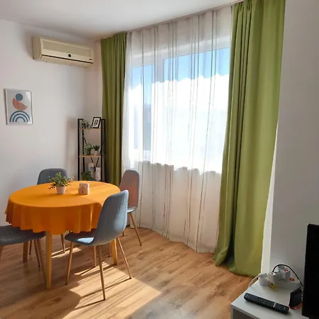 Apartman Sunny Cozy With A Pool Napospart