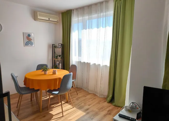 Apartman Sunny Cozy With A Pool Napospart